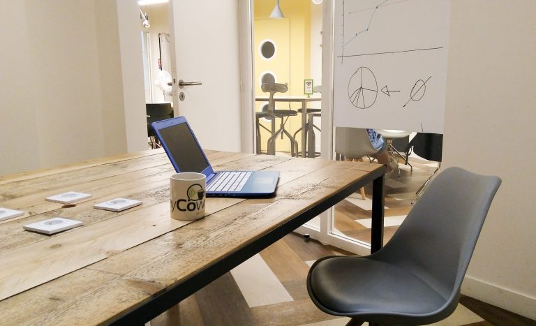 Pour 4, 6 ou 8 personnes, nos bureaux sont réservables au mois ; sans engagement dans le temps ni caution ! accès 24h/24 et 7j/7, installez votre équipe dans un environnement vivant et collaboratif.