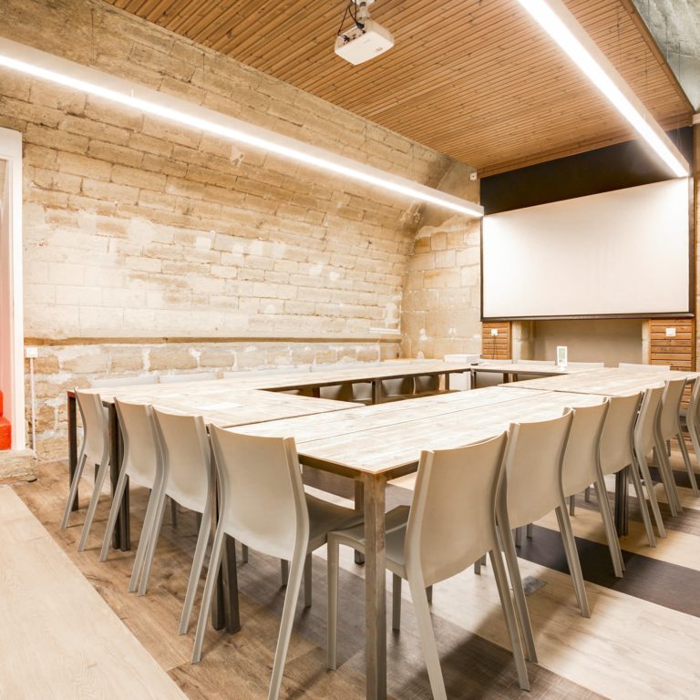 Salle de réunion STRAVINSKI 22 pers - myCowork Beaubourg 3 - espace de coworking Paris4 - implantation U - réunion d'équipe