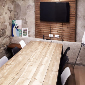 DALI, notre salle de réunion pour 8 personnes, une ambiance tranquille et sereine... Coworking au coeur de Paris pour vos meeting et formations