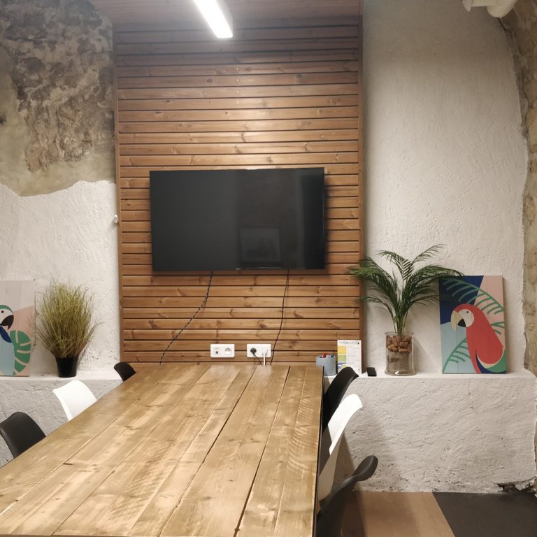 Salle de réunion DALI 8 pers - myCowork Beaubourg 3 - espace de coworking Paris4 - implantation réunion classique