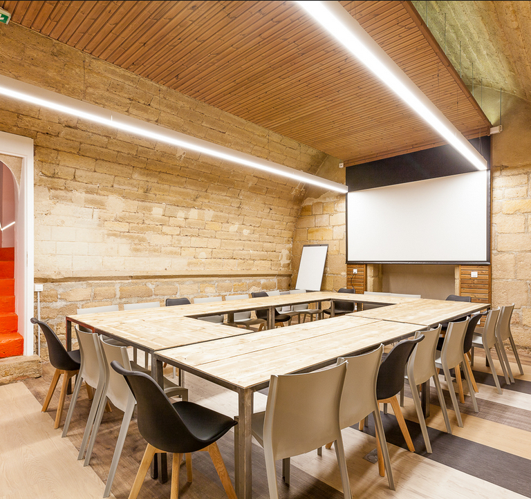 Salle de réunion STRAVINSKI 22 pers - myCowork Beaubourg 3 - espace de coworking Paris4 - implantation U - réunion