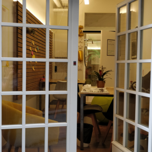 bureau privé en espace de coworking avec fenetre chez myCowork Beaubourg et mycowork montorgueil a paris