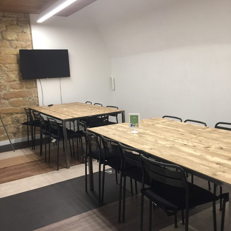 Salle de réunion NIKI 15 pers - myCowork Beaubourg 3 - espace de coworking Paris4 - implantation sous commission ou team bulding