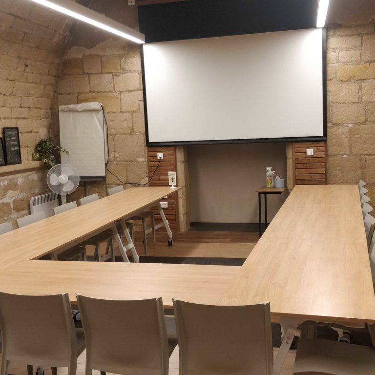 Salle de réunion STRAVINSKI 22 pers - myCowork Beaubourg 3 - espace de coworking Paris4 - tables pliables et rangeables