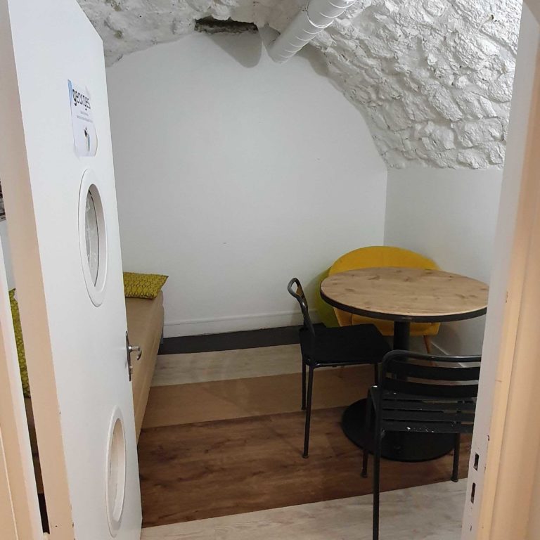 salle de réunion GEORGES avec table, chaises et banquette