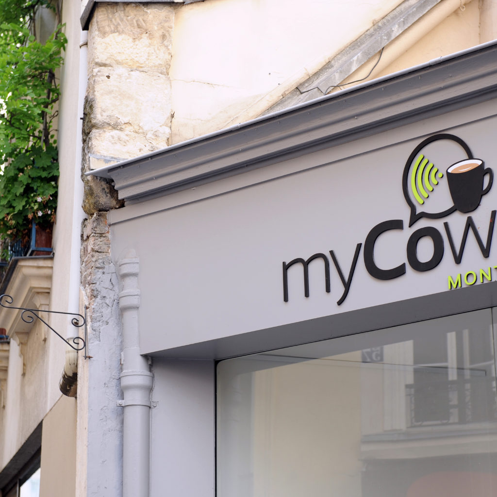 logo myCowork sur facade myCowork Montorgueil les halles coworking place 54 rue greneta paris quartier sentier paris02