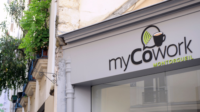 logo myCowork sur facade myCowork Montorgueil les halles coworking place 54 rue greneta paris quartier sentier paris02