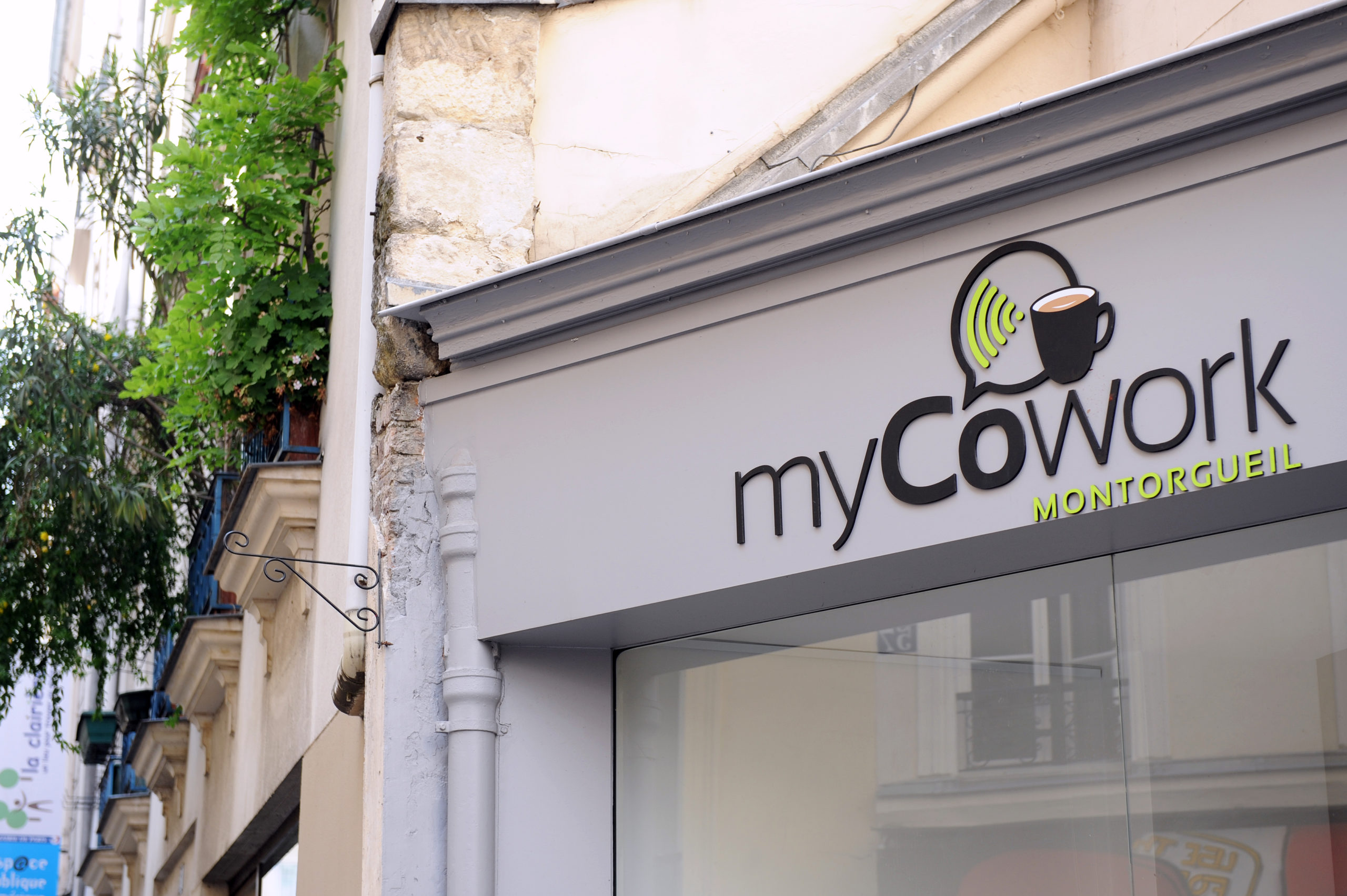 logo myCowork sur facade myCowork Montorgueil les halles coworking place 54 rue greneta paris quartier sentier paris02