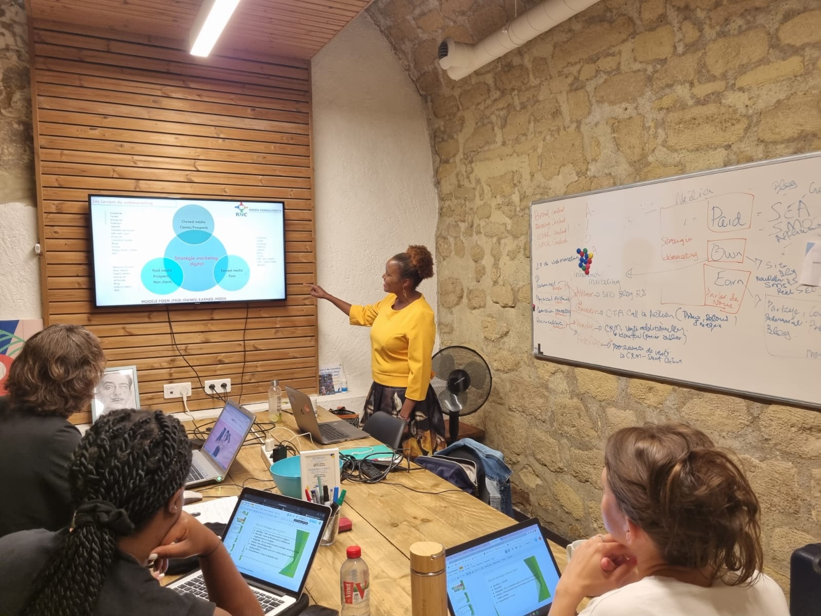 Formation Rosen Consultant en salle de réunion DALI - myCowork - Beaubourg le Maris - coworking Paris