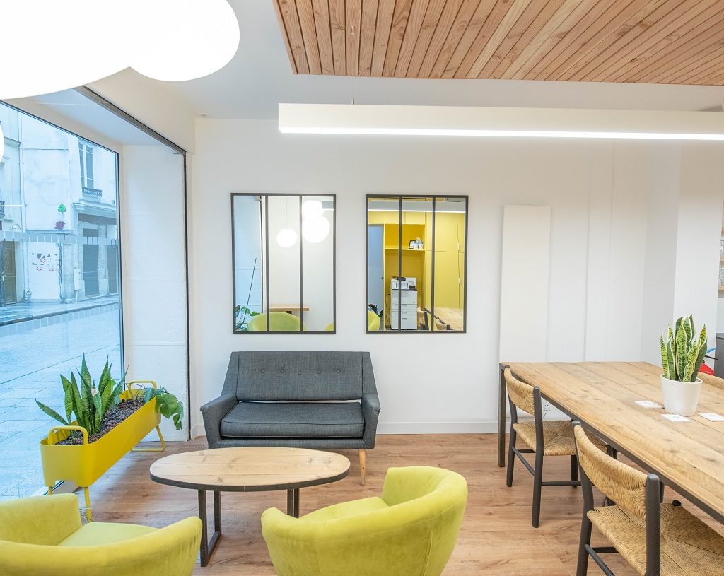 espace commun avec vitrine et coin salon RDC dans bureau opéré - myCowork Montorgueil 2 - Paris Sentier Coworking et cowork