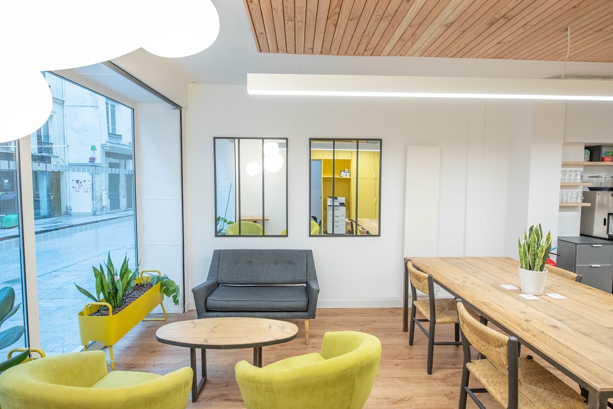 espace commun avec vitrine et coin salon RDC dans bureau opéré - myCowork Montorgueil 2 - Paris Sentier Coworking et cowork