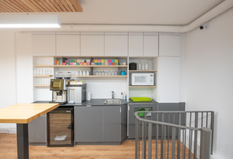 espace commun avec cuisine RDC dans bureau opéré - myCowork Montorgueil 2 - Paris Sentier Coworking et cowork