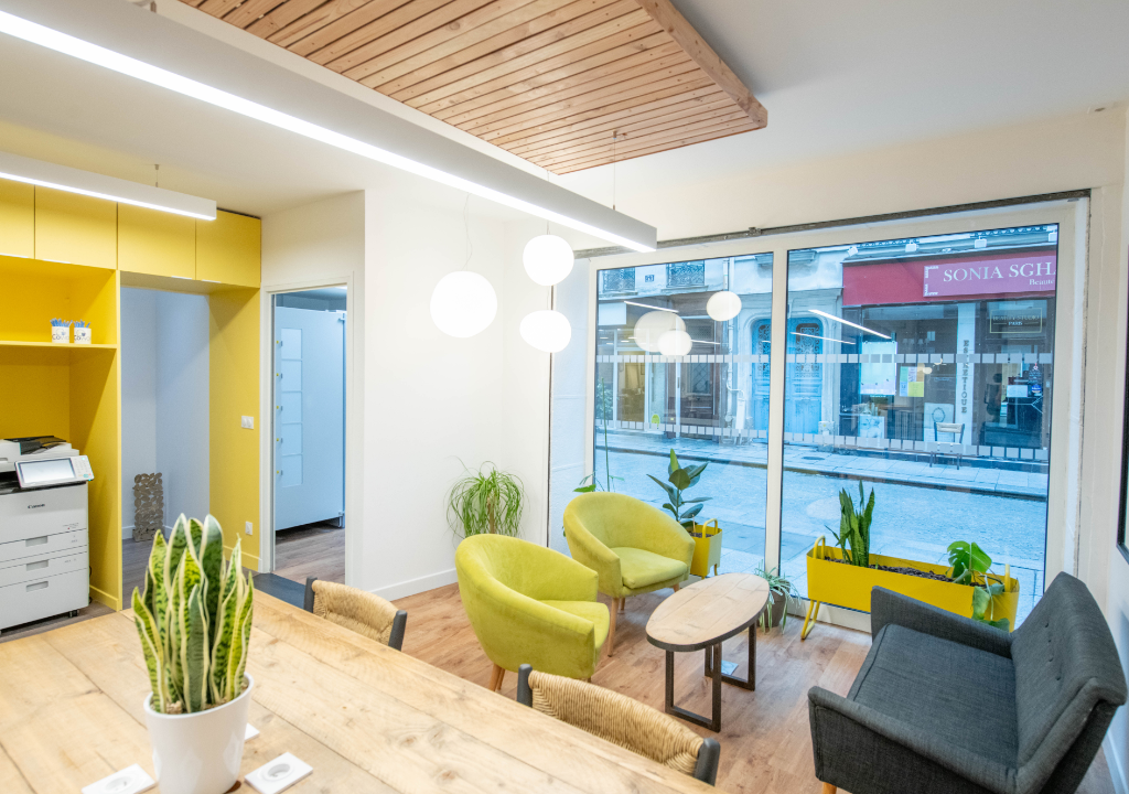 espace commun avec vitrine, imprimante et tablée en RDC dans bureau opéré - myCowork Montorgueil 2 - Paris Sentier Coworking et cowork