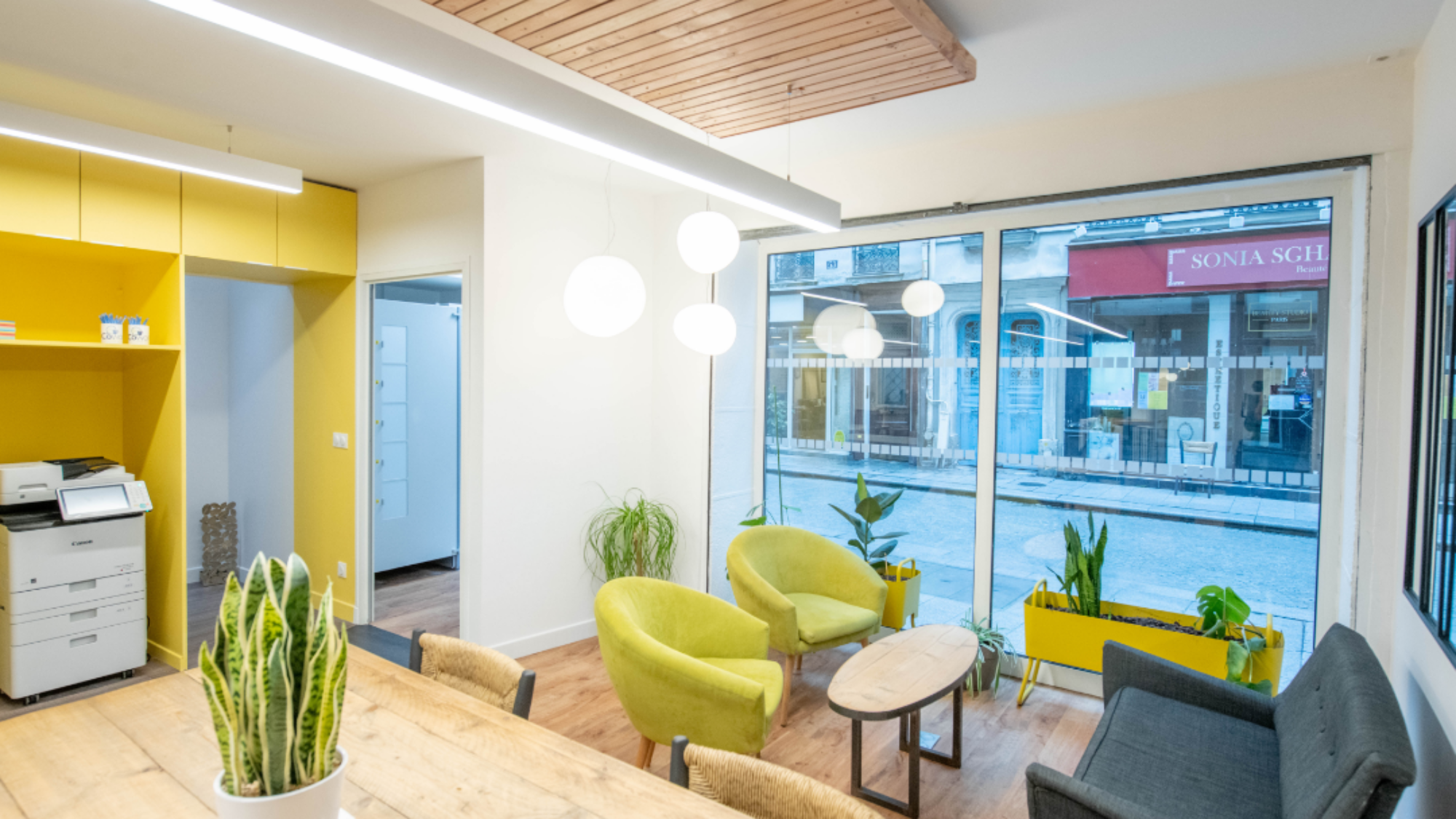 espace commun avec vitrine, imprimante et tablée en RDC dans bureau opéré - myCowork Montorgueil 2 - Paris Sentier Coworking et cowork