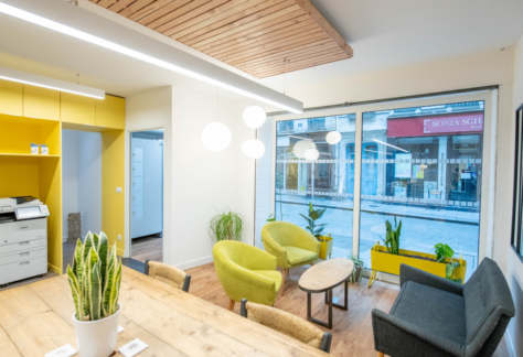 espace commun avec vitrine, imprimante et tablée en RDC dans bureau opéré - myCowork Montorgueil 2 - Paris Sentier Coworking et cowork