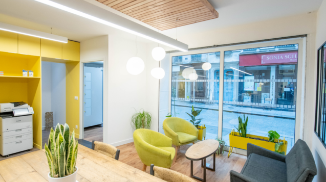 espace commun avec vitrine, imprimante et tablée en RDC dans bureau opéré - myCowork Montorgueil 2 - Paris Sentier Coworking et cowork