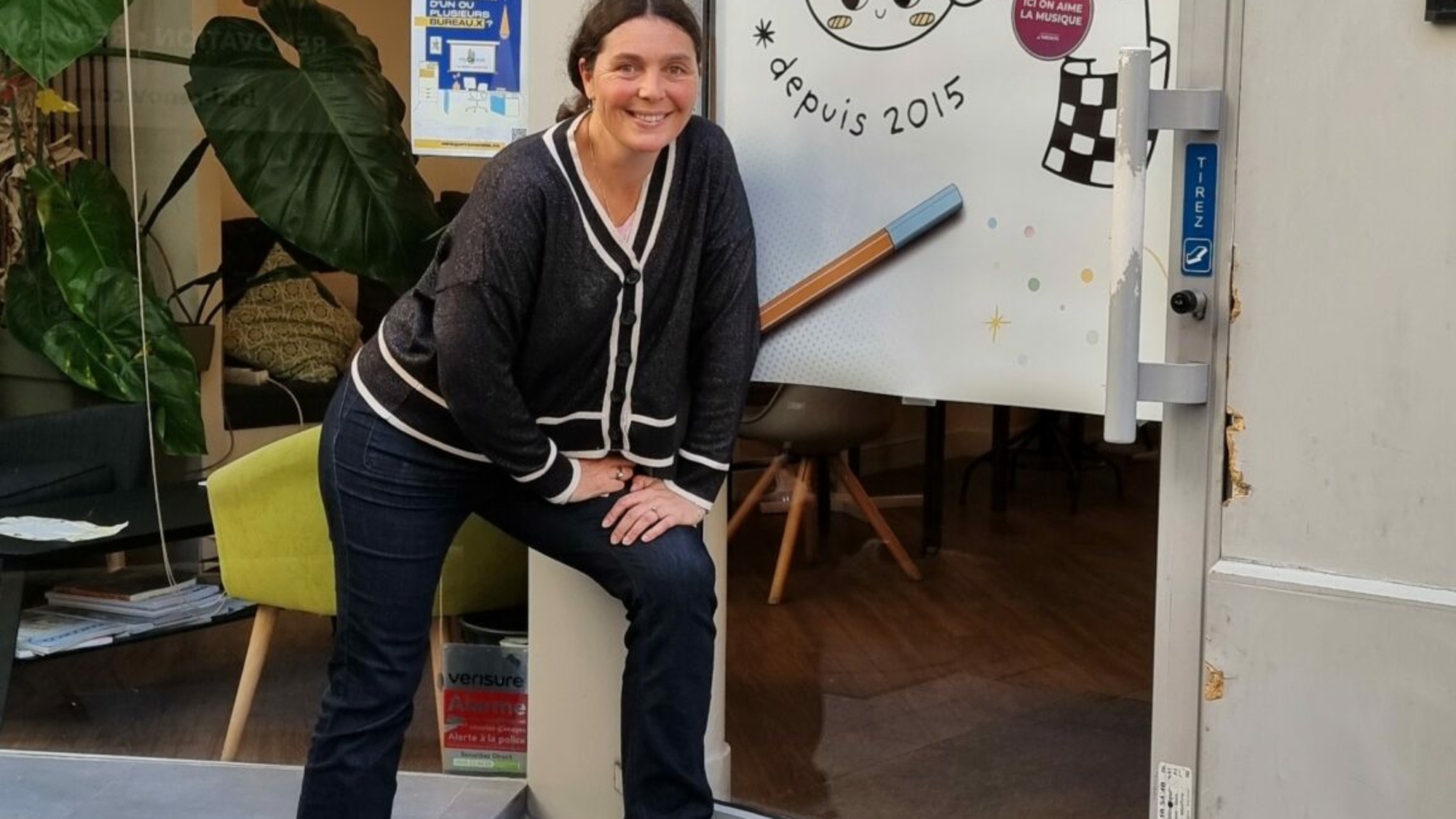 myCowork fête ses 10 ans Anaïs devant myCowork Montorgueil avec une belle affiche anniversaire signé Delphine et imprimé par easyprint un coworker de longue date