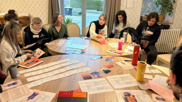 Marine Pansu et Laurence Auger-Moss, architectes de la création pédagogique de Care to Tell? jeu créé chez myCowork Paris