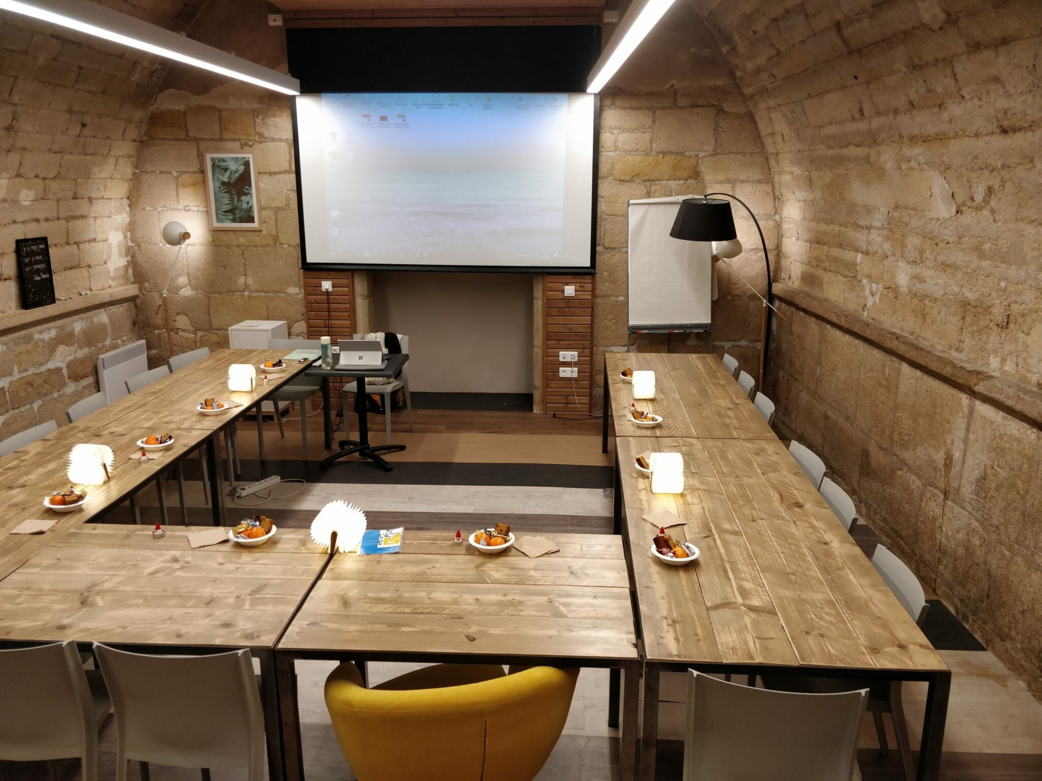Salle-de-reunion-STRAVINSKI-22-pers-myCowork-Beaubourg-9-scaled-1